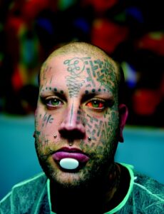 tatuaż na twarzy