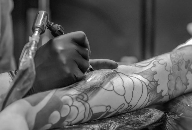Wizyta w salonie tatuażu: co należy wiedzieć przed pierwszym tatuażem
