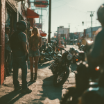 ludzie przy motocyklach